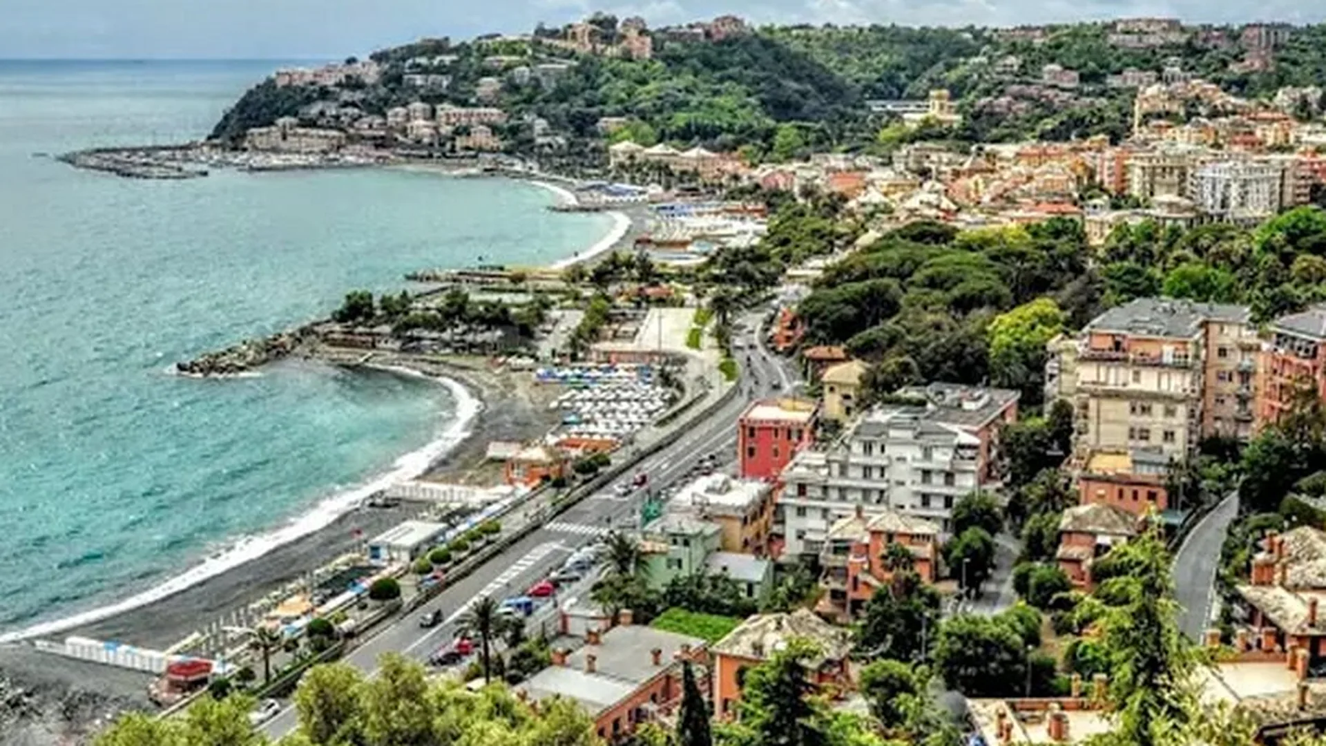 Arenzano vista dall'alto, con il lungomare e il porticciolo