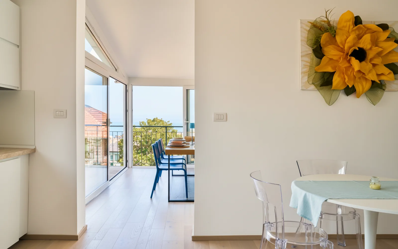 Il tavolo da pranzo accanto alla vetrata sulla terrazza