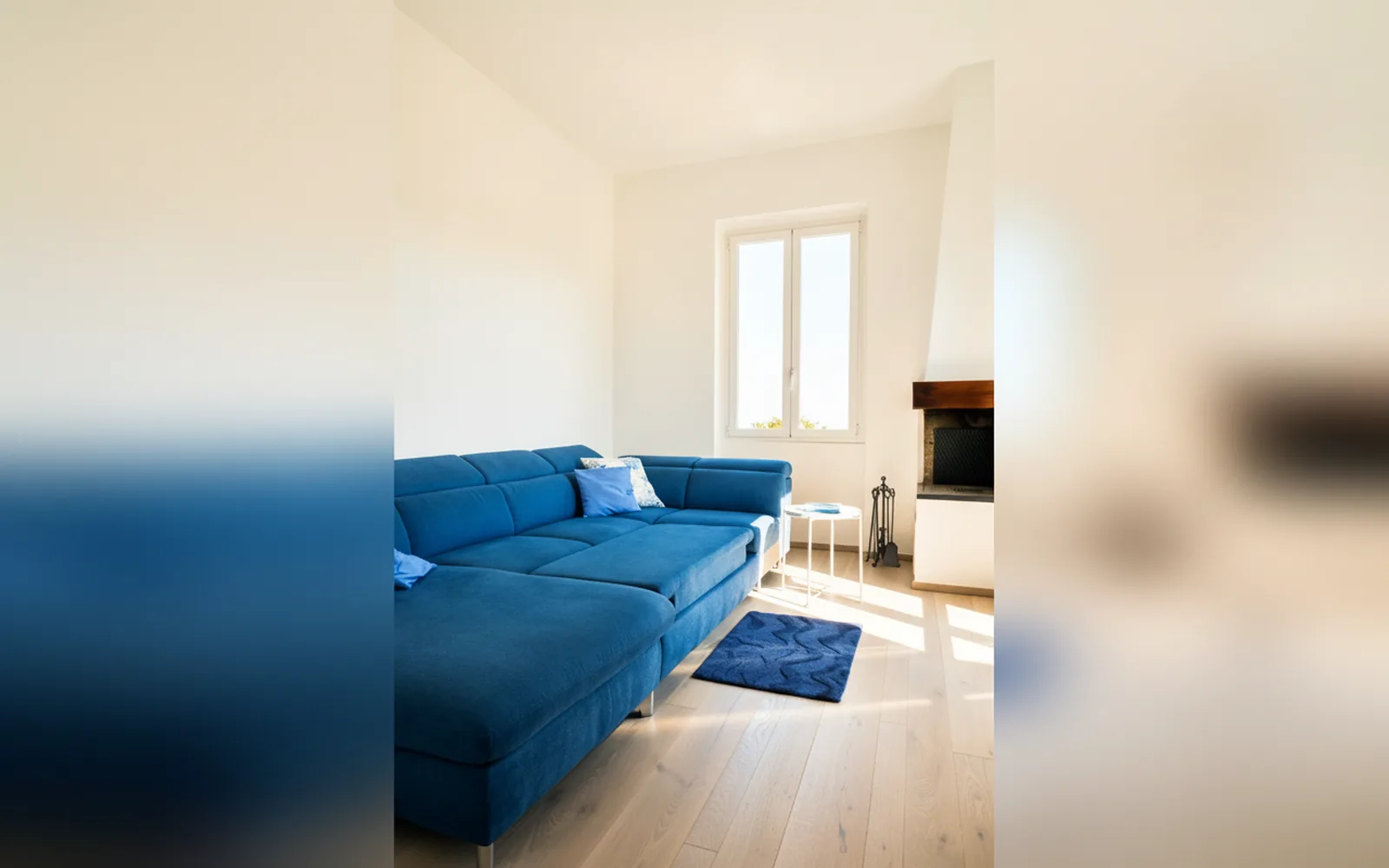 Il soggiorno luminoso con il divano blu