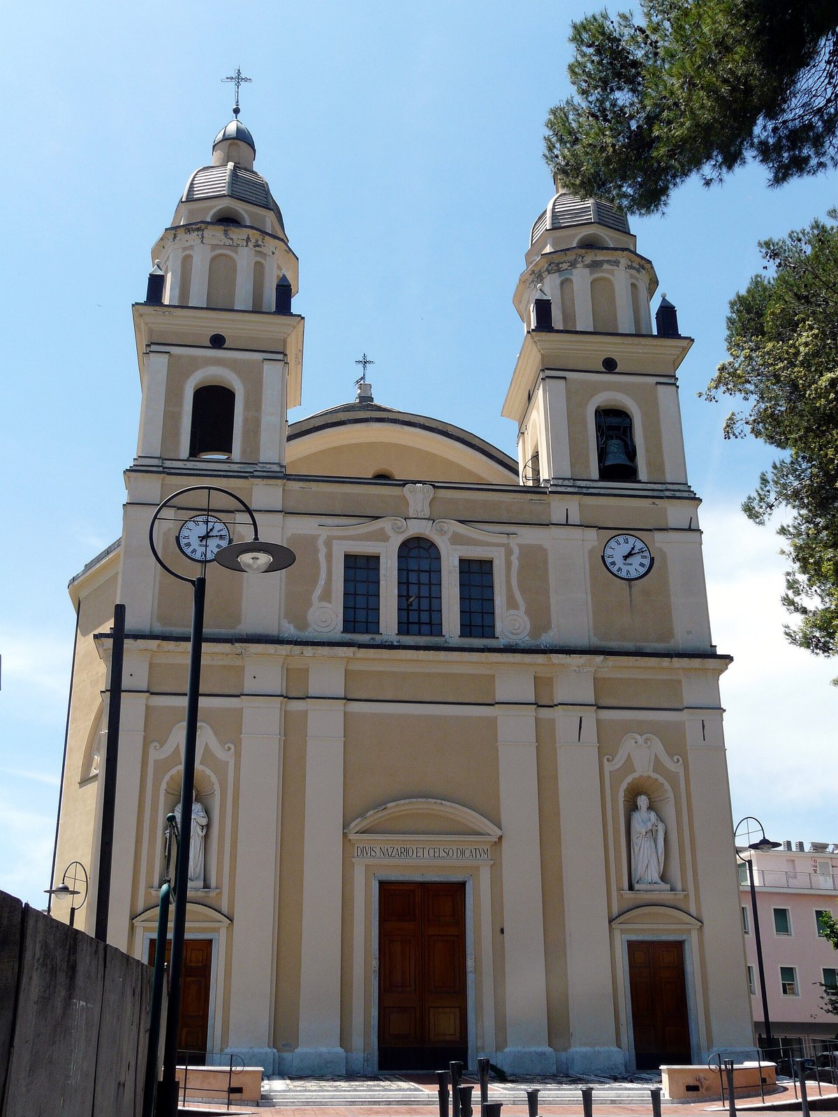 La facciata della chiesa dei Santi Nazario e Celso ad Arenzano
