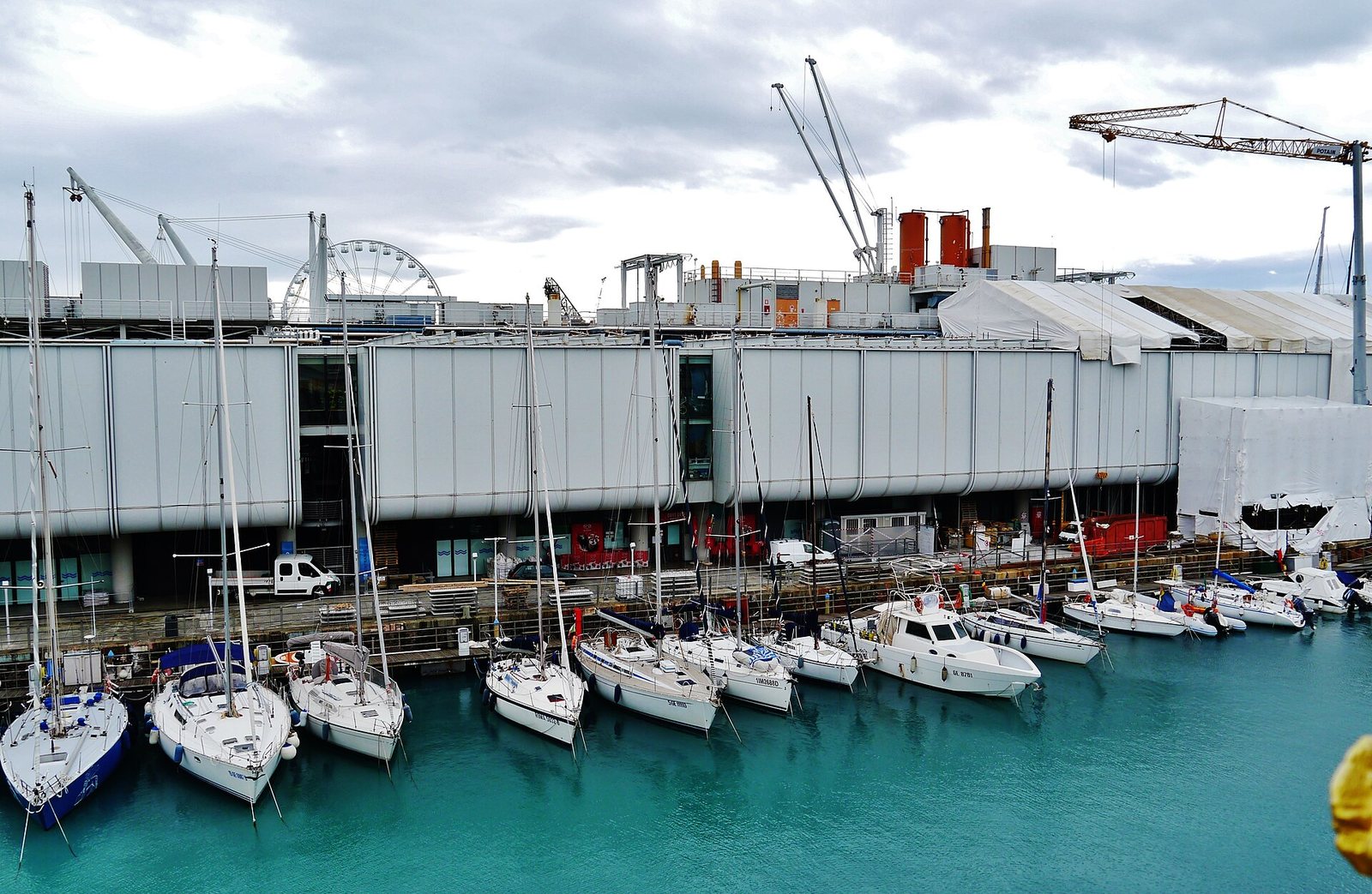 Le barche ormeggiate al Porto Antico di Genova