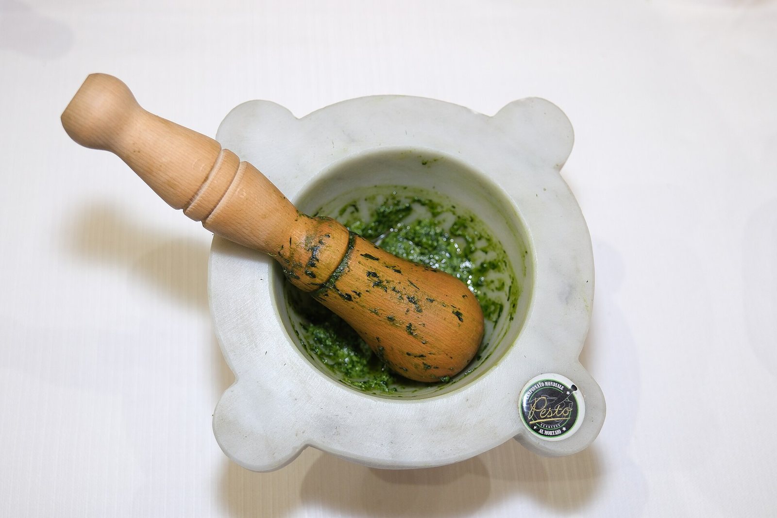 Il pesto alla genovese nel mortaio di marmo