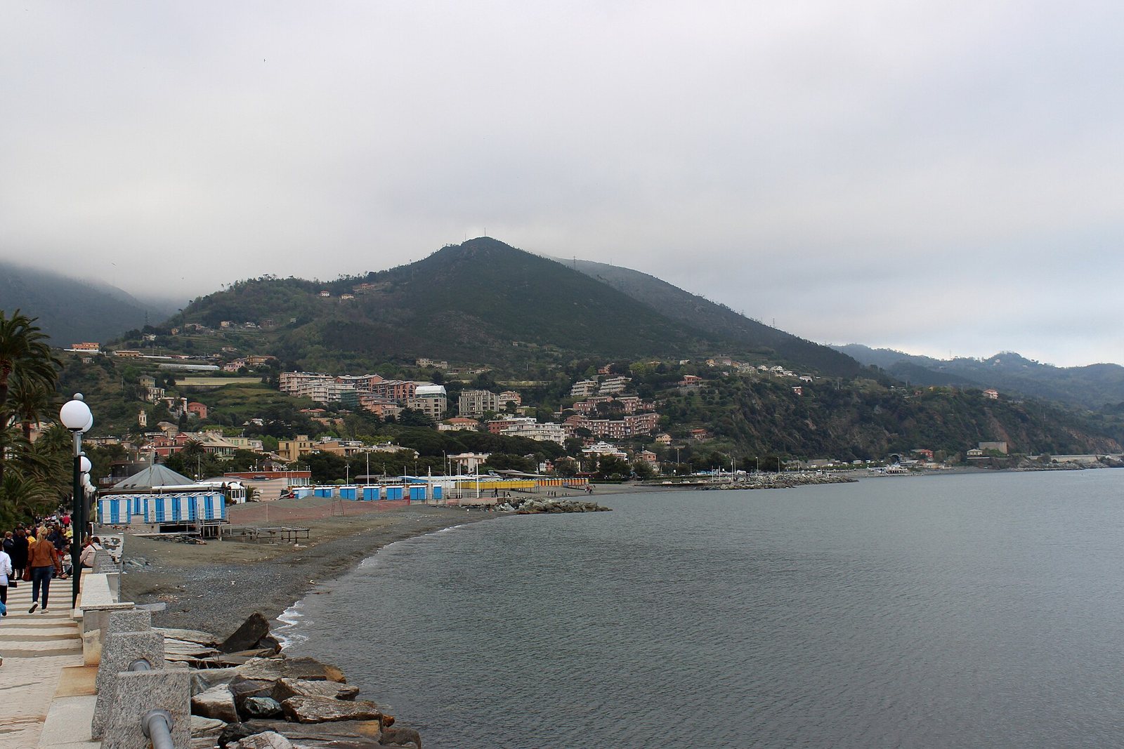La spiaggia e la baia di Arenzano in una giornata grigia