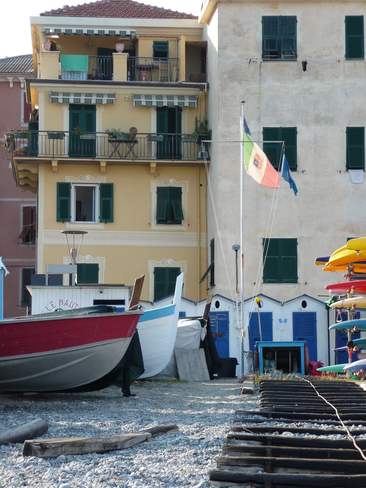 La spiaggia di Celle Ligure, con le barche tirate a riva